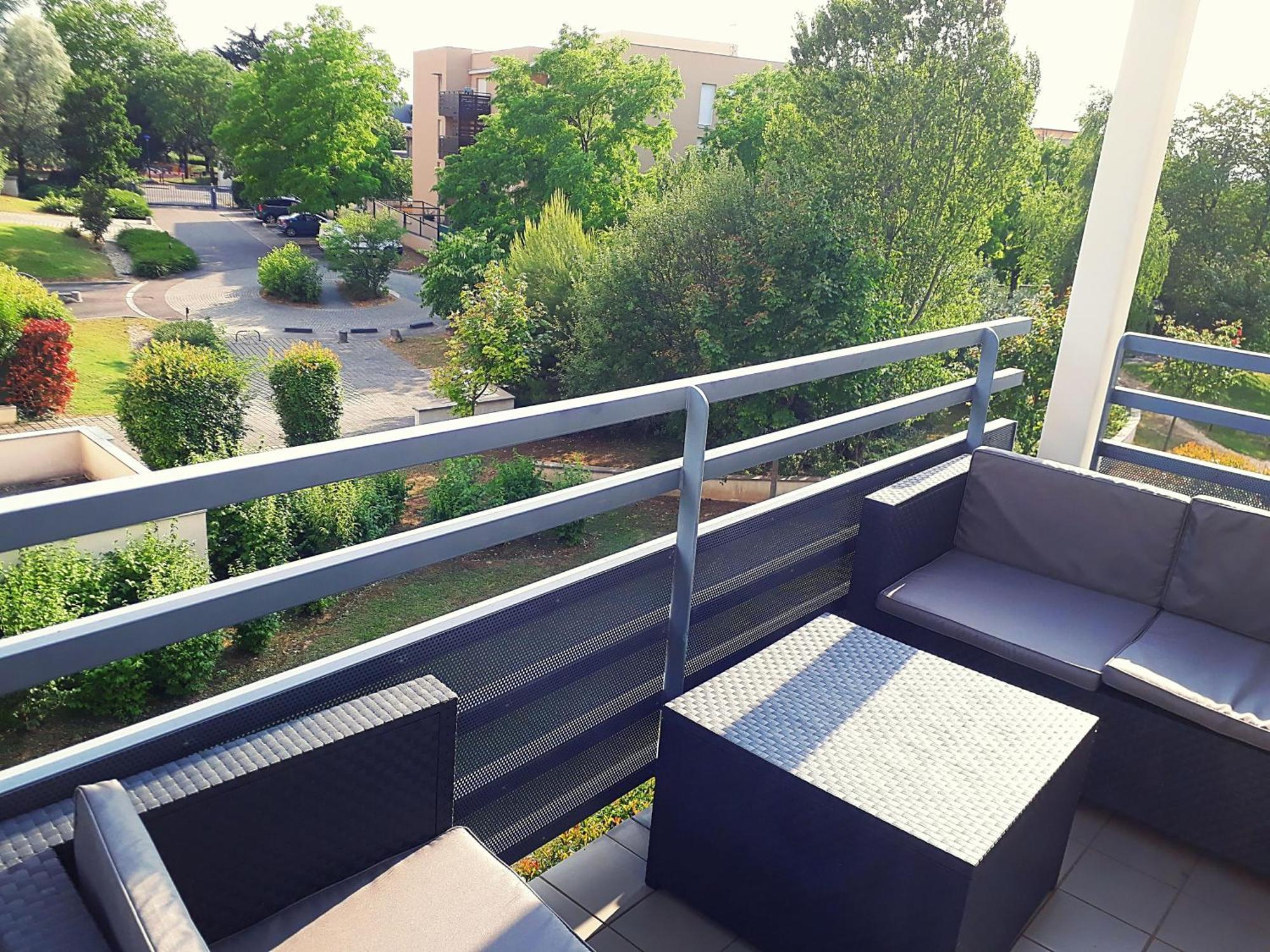 Cosy Appart - Balcon, Parking, Spacieux T2 - Proche Eurexpo Stade Saint-Priest  Bagian luar foto